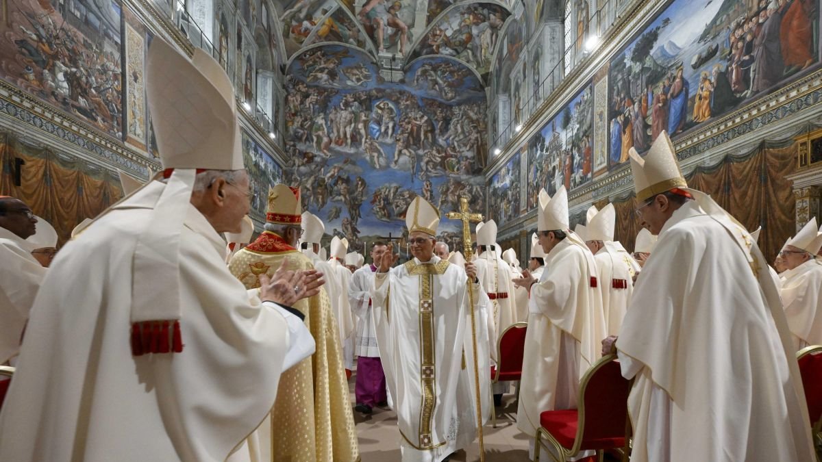 El Papa, que ha renunciado a los zapatos rojos y calzaba unos negros como Francisco, recibe el aplauso de los cardenales.