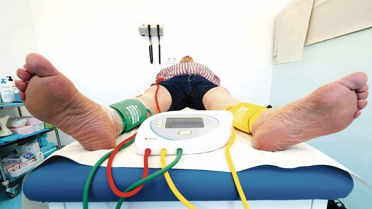 Un paciente es monitorizado en la unidad de heridas complejas ubicadas en el centro de salud de El Ejido.