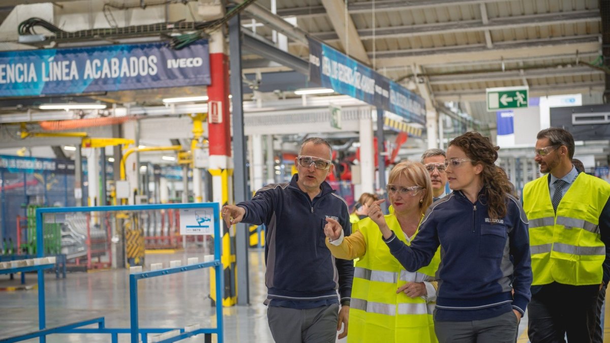 Visita de la consejera de Industria, Comercio y Empleo, Leticia García, a la planta vallisoletana de Iveco