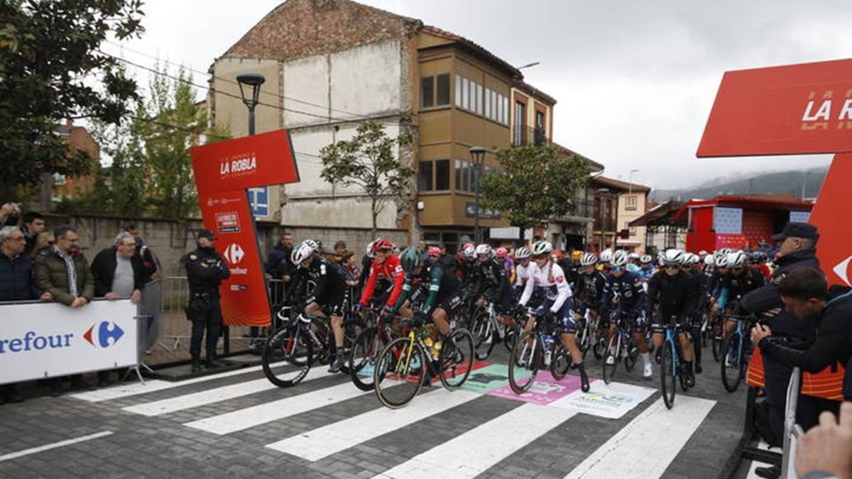 Momento exacto de la salida en La Robla de la última etapa de la Vuelta Ciclista España femenina.