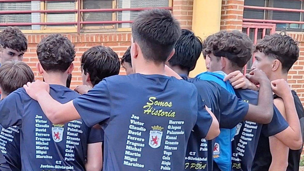 El equipo peñista celebra el campeonato de Liga de 1ª División Juvenil Provincial en su fortín de La Palomera.
