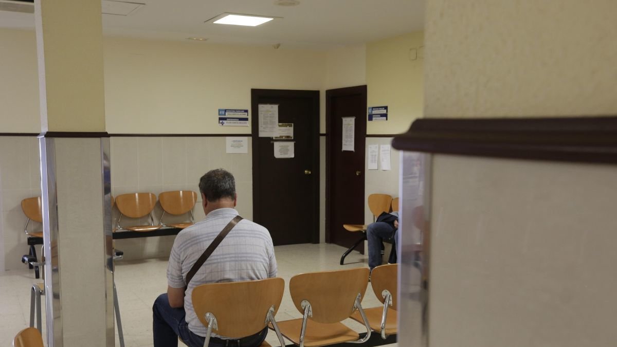 Un paciente espera en José Aguado, donde Sacyl ha intervenido.