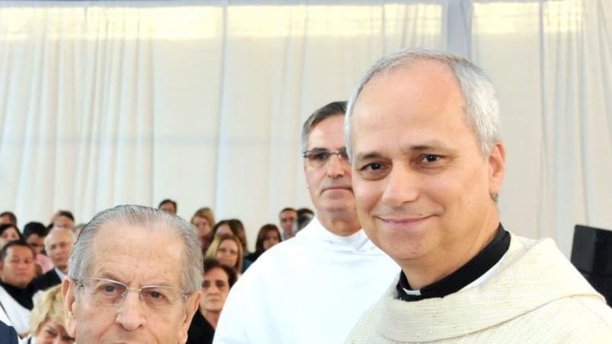 El Papa en una foto en Brasil con otro agustino leonés, Antonino Fernández, de Villamondrín de Rueda.