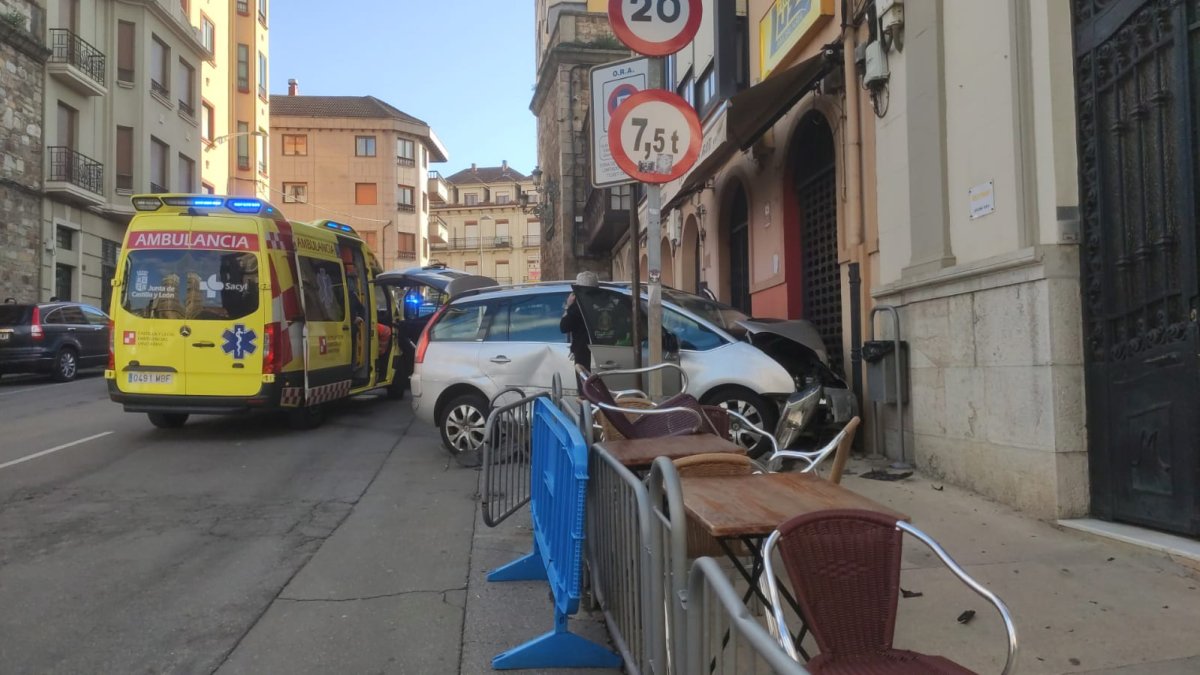 Un coche se empotra contra un local en el centro de Astorga.