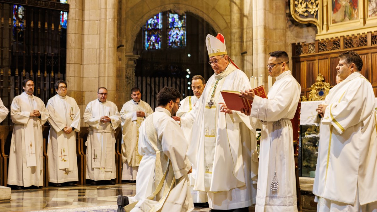El obispo hace el rito de la imposición de manos al nuevo sacerdote