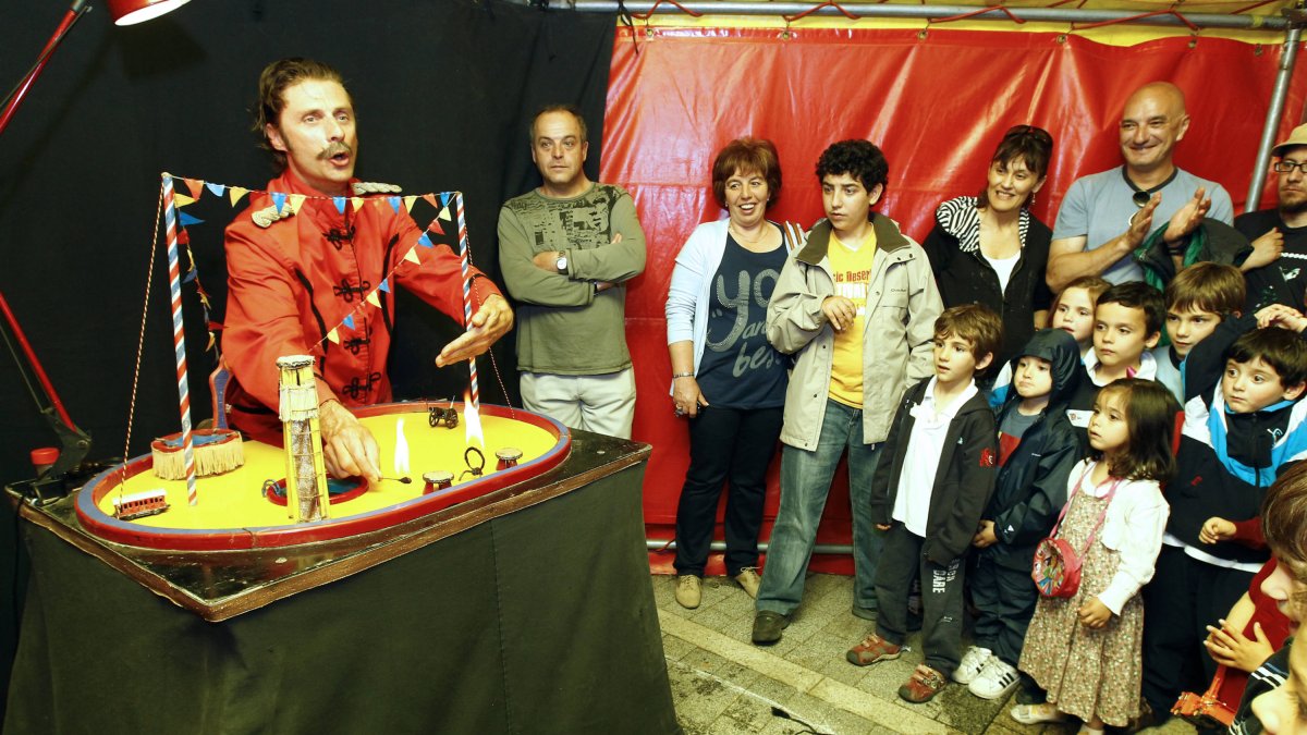 Dominique Kerignard con su circo de las pulgas en una pasada edición de Titirimundi en León.