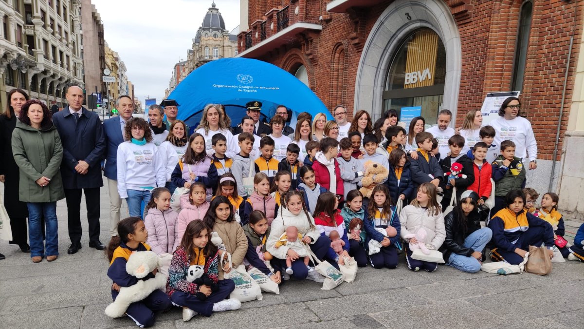 Decenas de alumnos acudieron a los talleres y charlas organizados por el Colegio de Enfermería en la plaza de Botines.