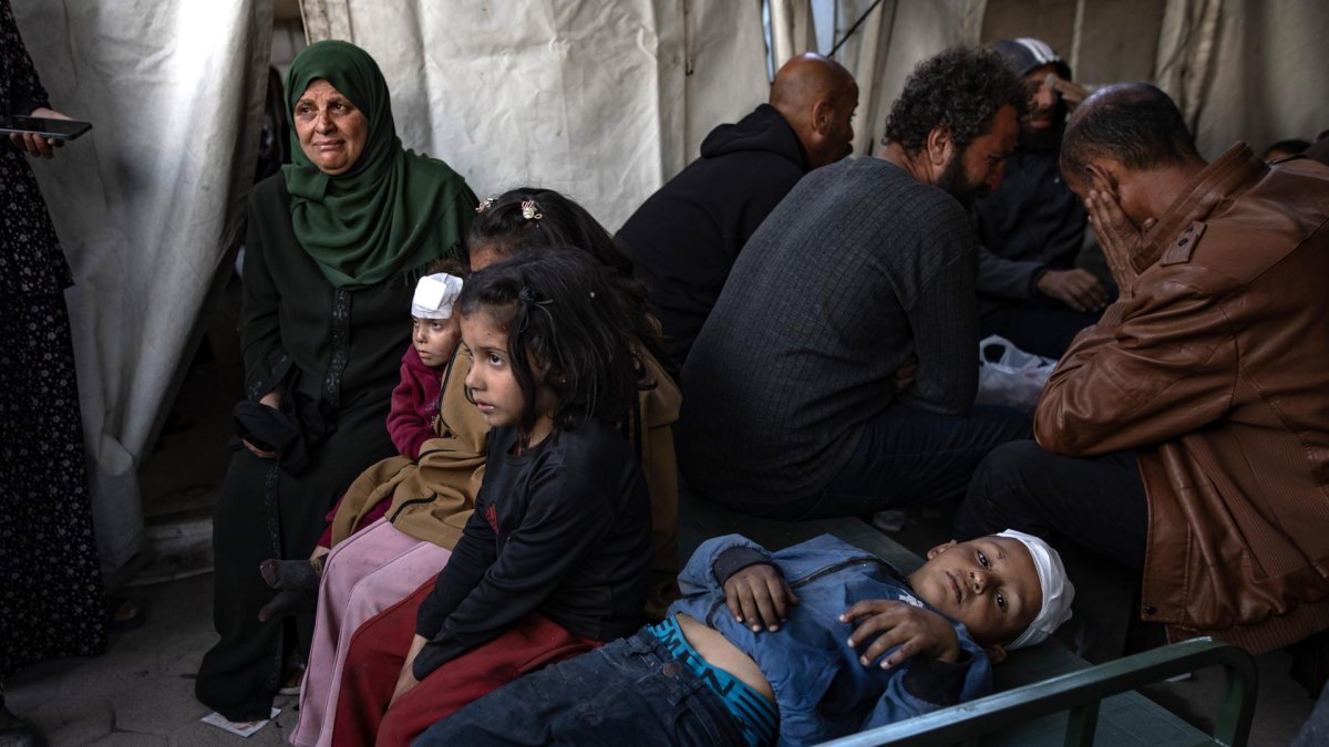 Imagen de archivo de palestinos heridos en un ataque aéreo israelí, en el Hospital Al-Ahli en Gaza. EFE/EPA/HAITHAM IMAD