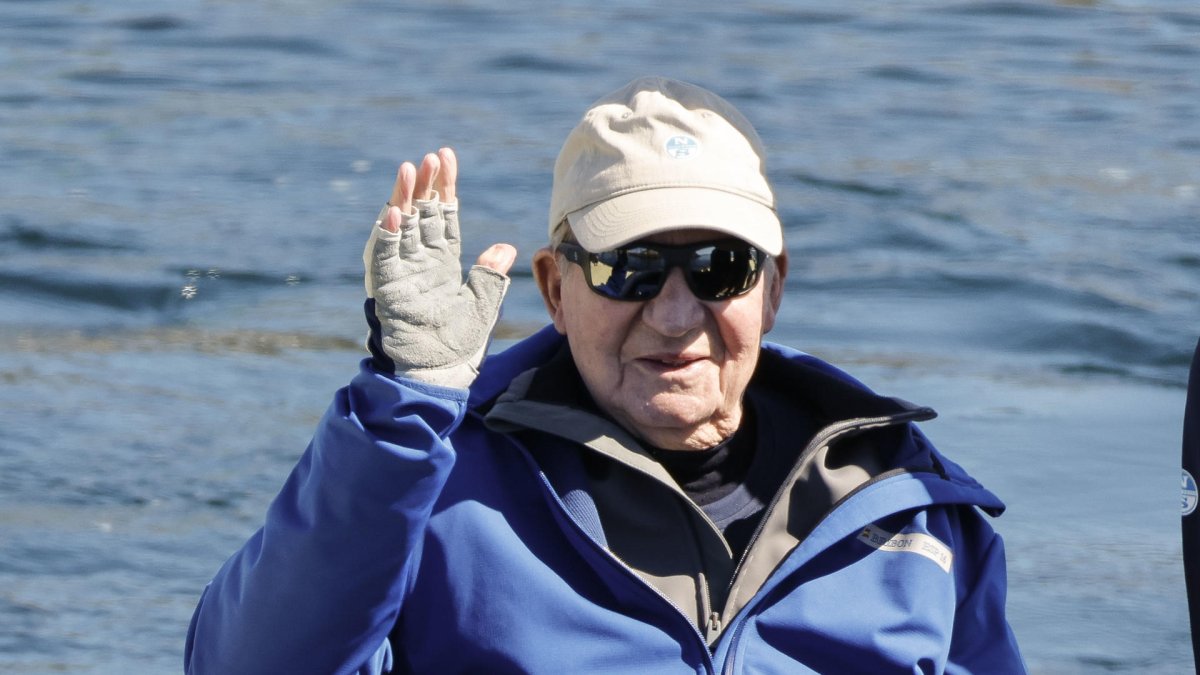 El rey emérito Juan Carlos I, a bordo del Bribón en una imagen de archivo.