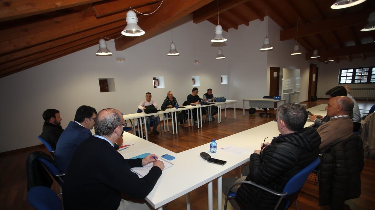 Sindicatos y patronal, en la Camara de Comercio.