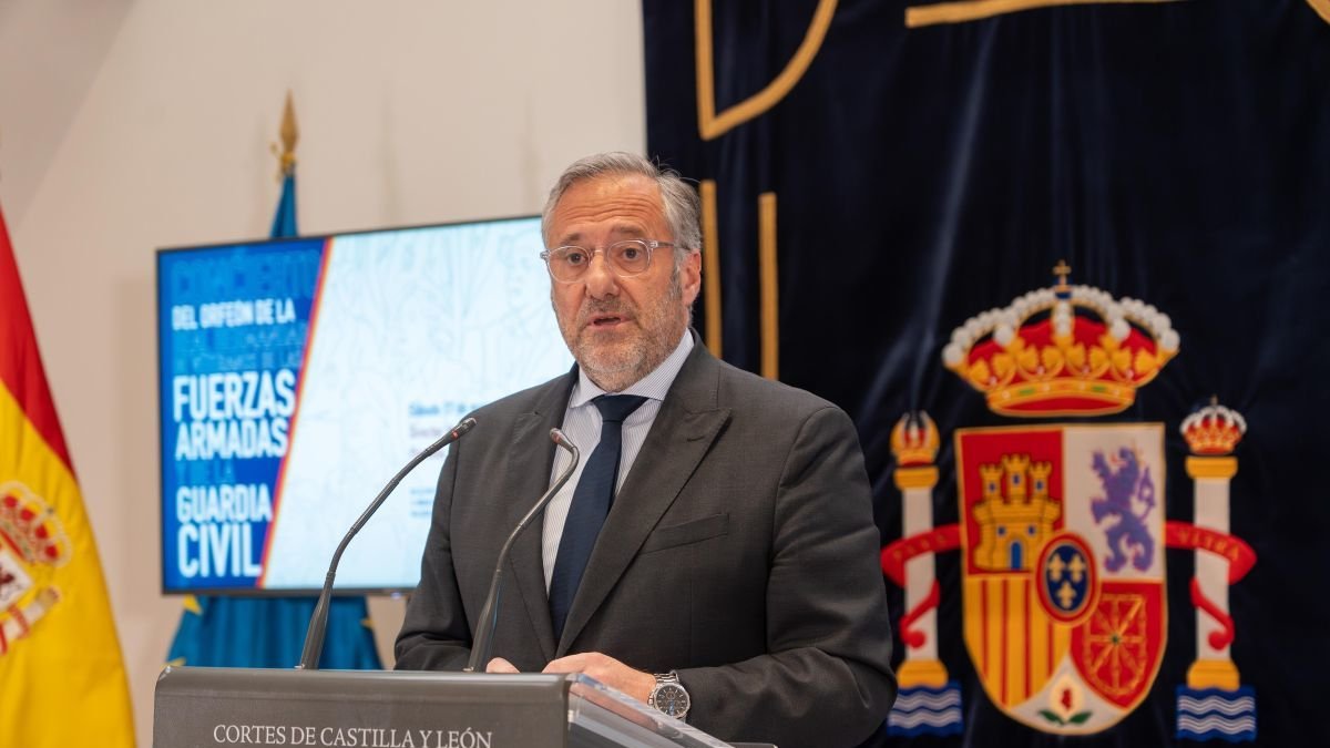 Carlos Pollán es el presidente de las Cortes.