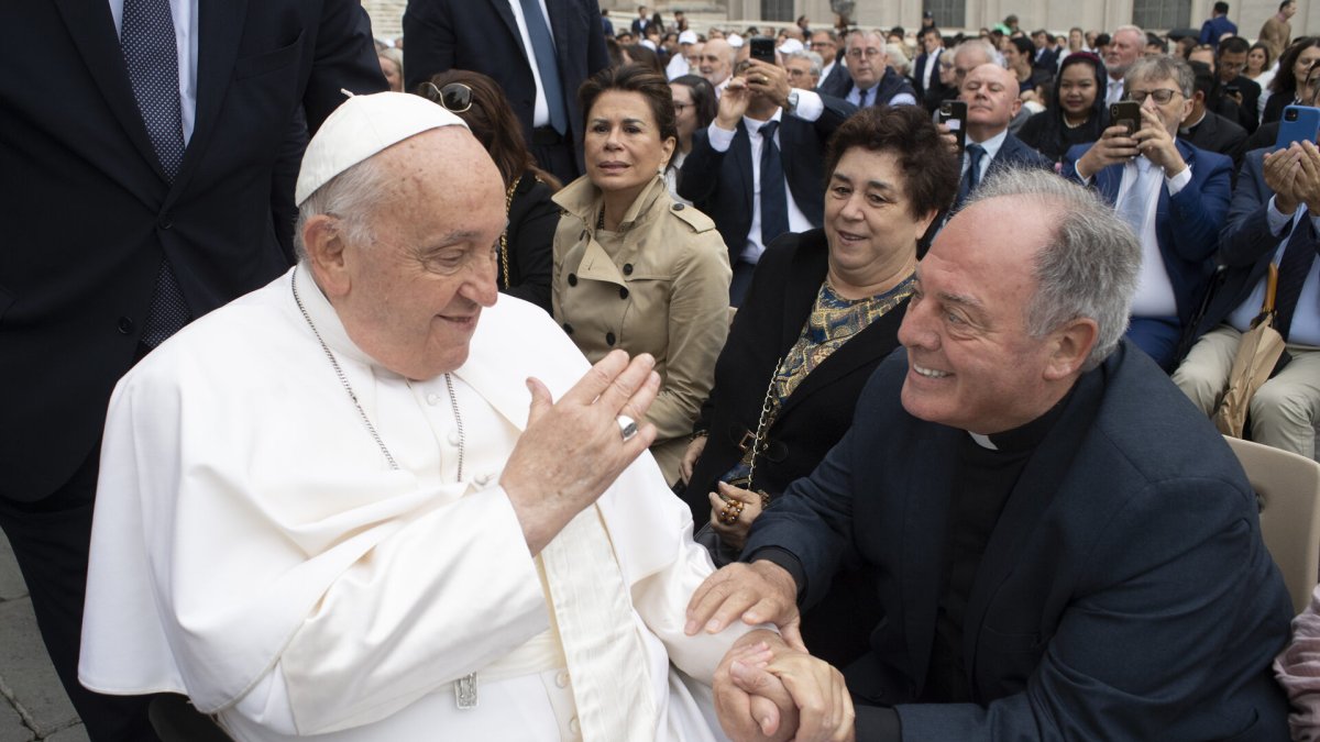 El papa Francisco da la bendición al misionero leonés en Roma, el 23 de octubre de 2024
