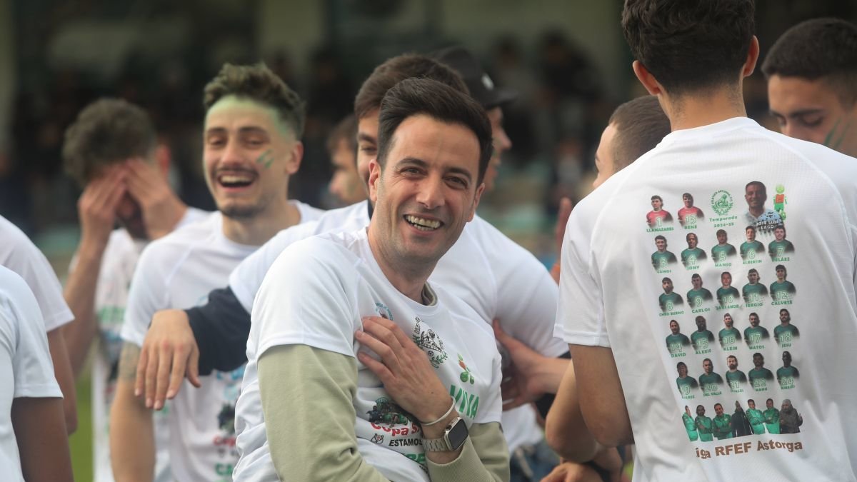 José Luis Lago celebra el ascenso con el resto de la plantilla maragata.