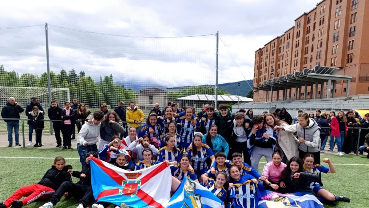 Celebración del ascenso de la Deportiva el pasado domingo en Ponferrada.