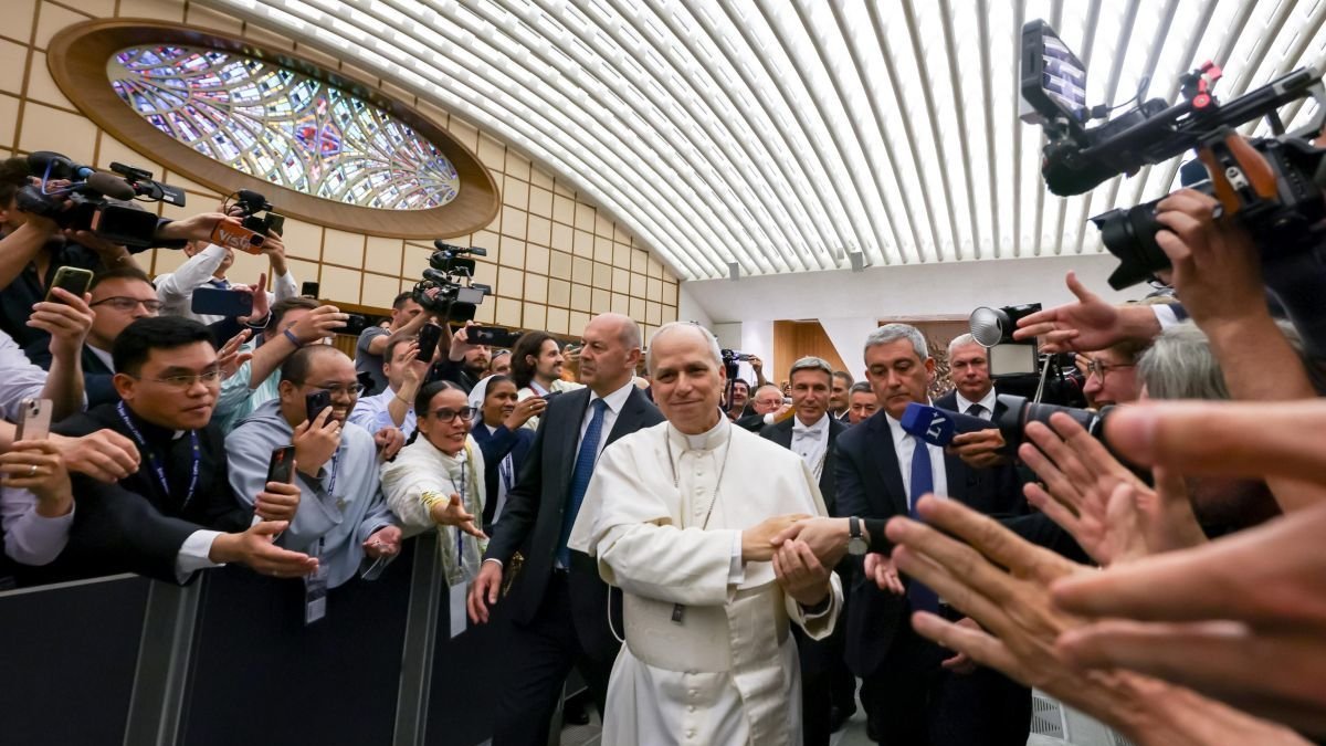 El Papa saluda a los periodistas en el Nervie Hall del Vaticano.