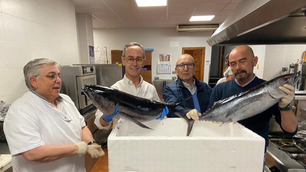 Asleca recibe los bonitos donados por la Fundación Alimerka.