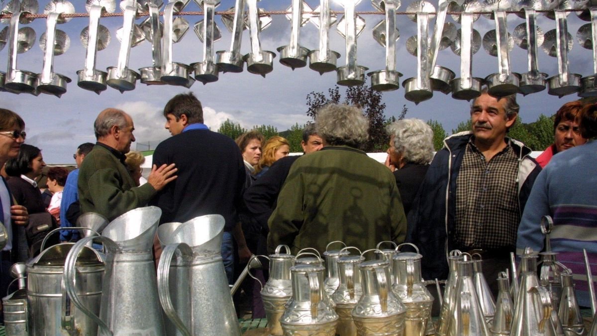 La Feriona de Villablino cada 12 de octubre constituye un referente ganadero adererezado con puestos de todo tipo.