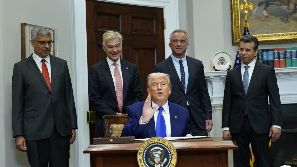 El presidente de EE.UU., Donald J. Trump (C). EFE/EPA/CHRIS KLEPONIS / POOL.