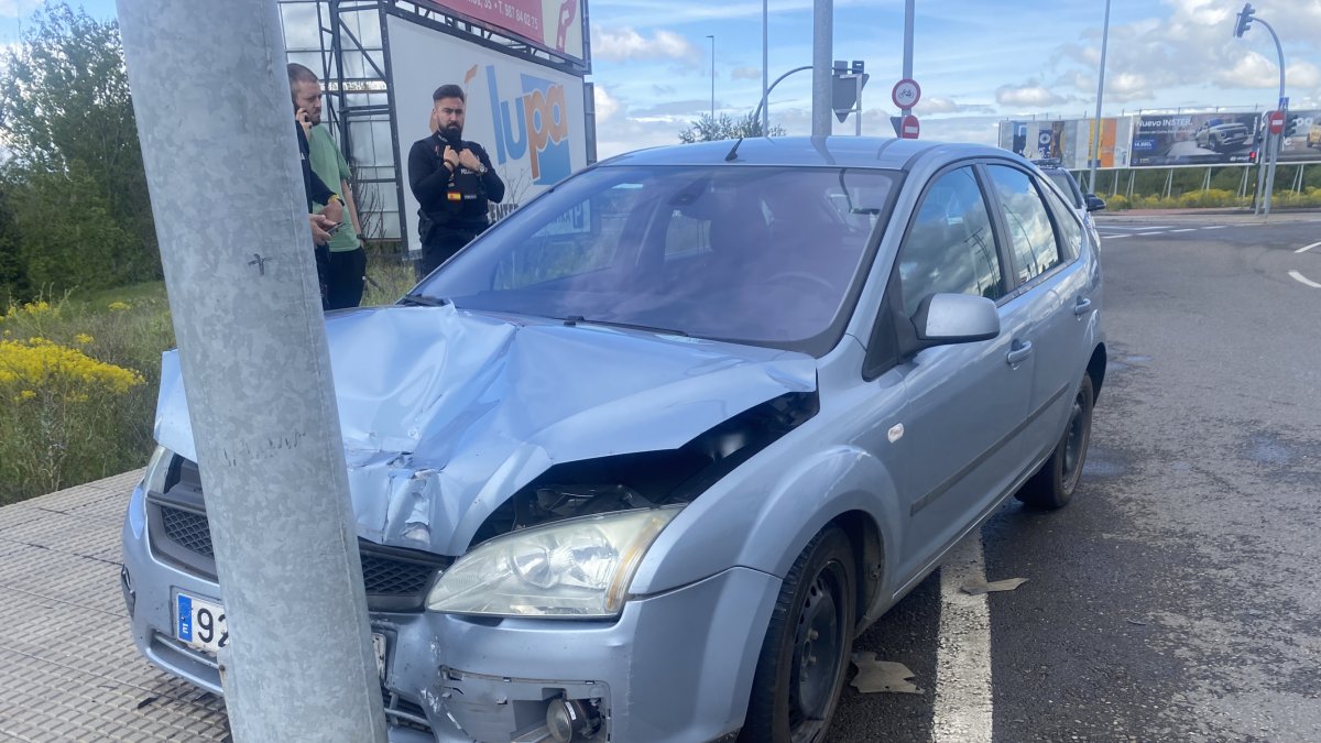 Un coche se empotra en la glorieta de Alfageme en León.