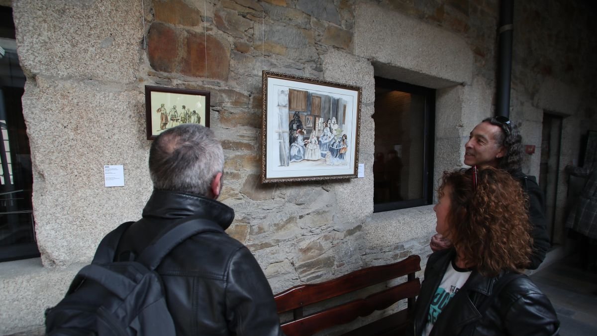 Visitantes en la muestra de Luis Silva en el Museo del Bierzo.