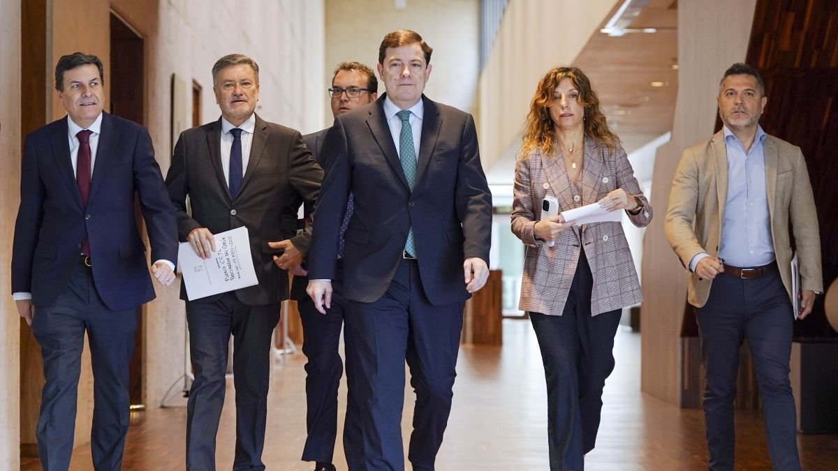 Alfonso Fernández Mañueco, ayer, a la llegada al pleno de las Cortes.