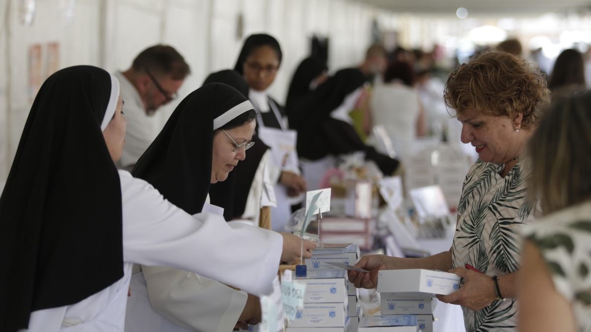 La feria del dulce de convento convierte a Gradefes en referencia en agosto.