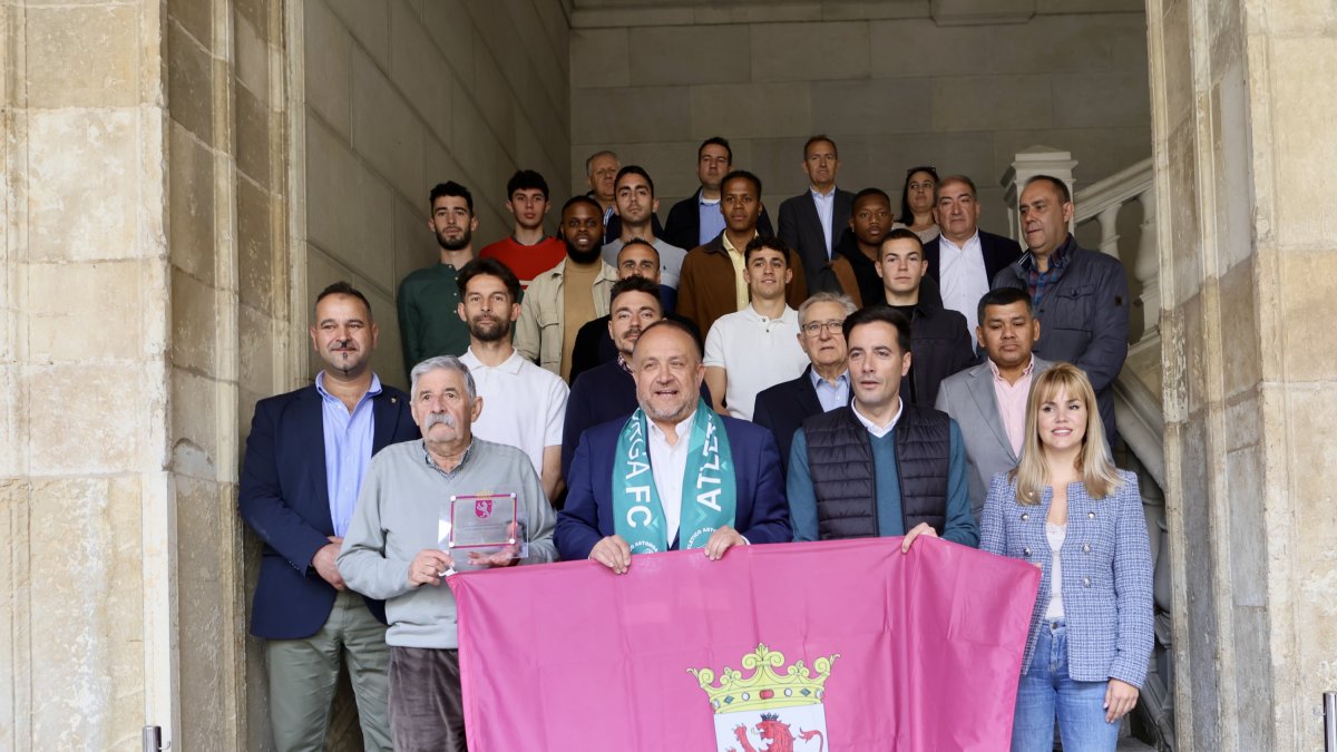 El Atlético Astorga fue recibido en la Diputación de León por parte del presidente de la institución Gerardo Álvarez Courel.