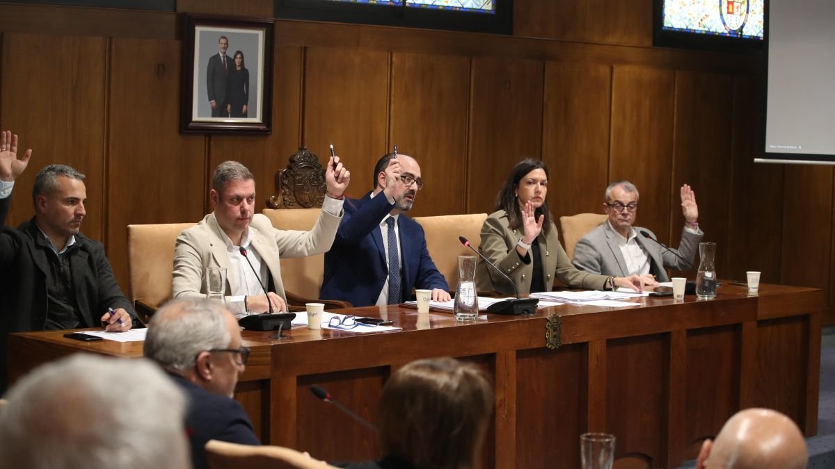 Votación en una sesión plenaria de Ponferrada.
