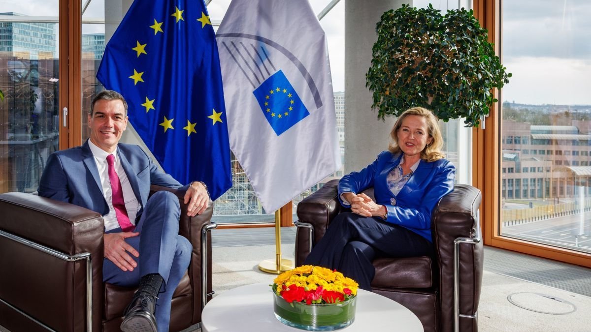 Pedro Sánchez con la presidenta del BEI, Nadia Calviño.
