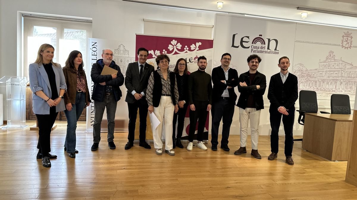 La concejala de Cultura (en el centro) con representantes de los museos leoneses.