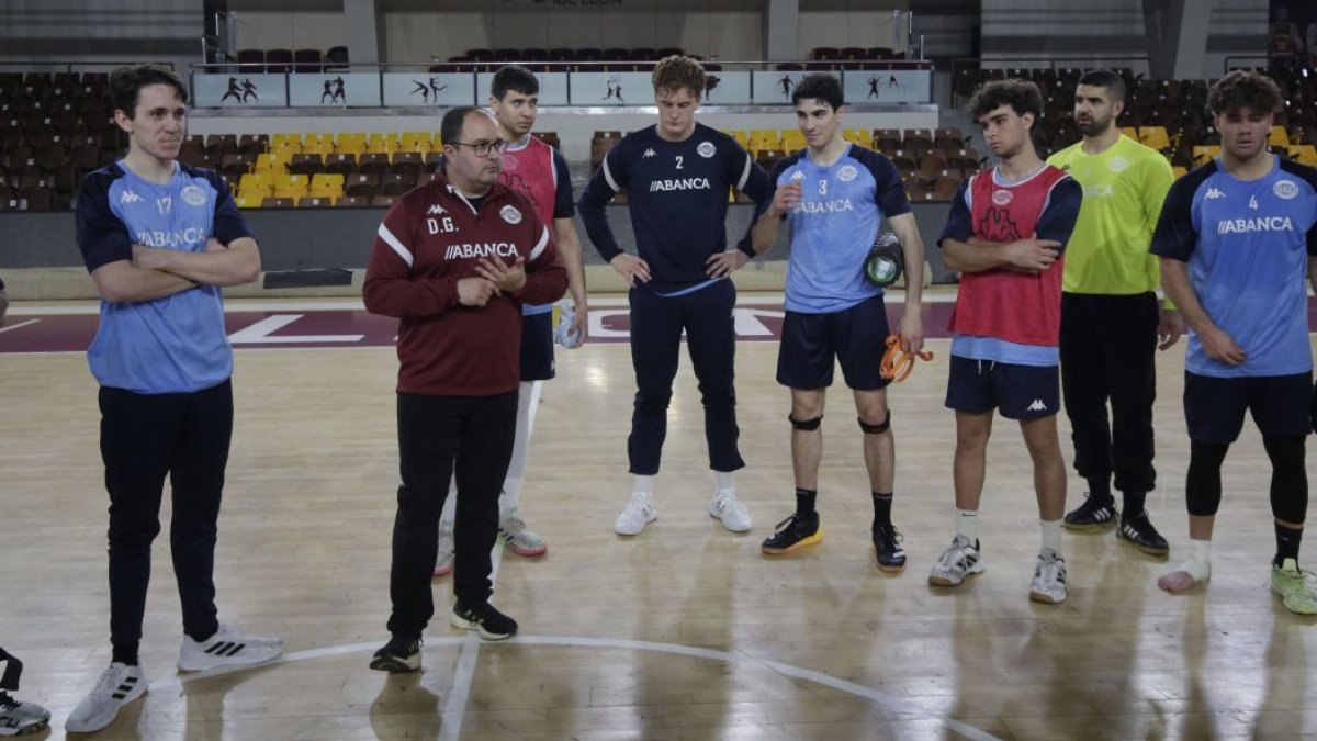 Dani Gordo, en un entrenamiento del Abanca Ademar en el Palacio de Deportes de León.