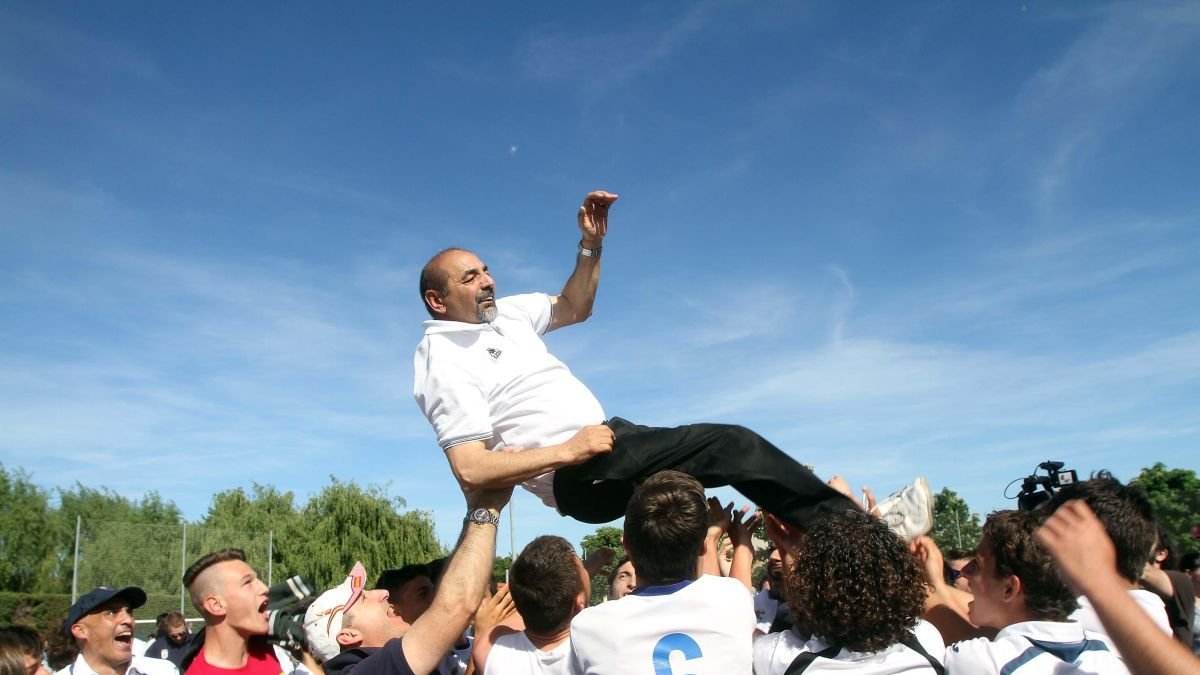 Manolo Díaz, manteado, por subir a División de Honor.
