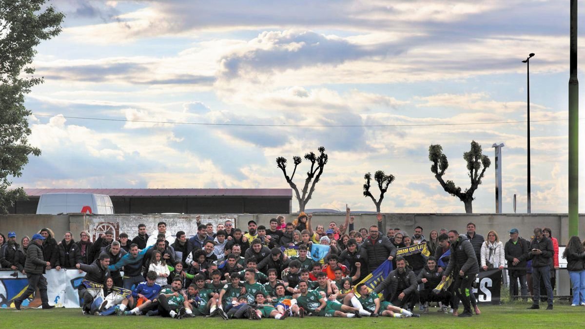 El Atlético Mansilles junto a parte de su fiel afición tras consumarse la permanencia en 3ª Federación en la que se estrenó en la presente temporada 2024-2025.