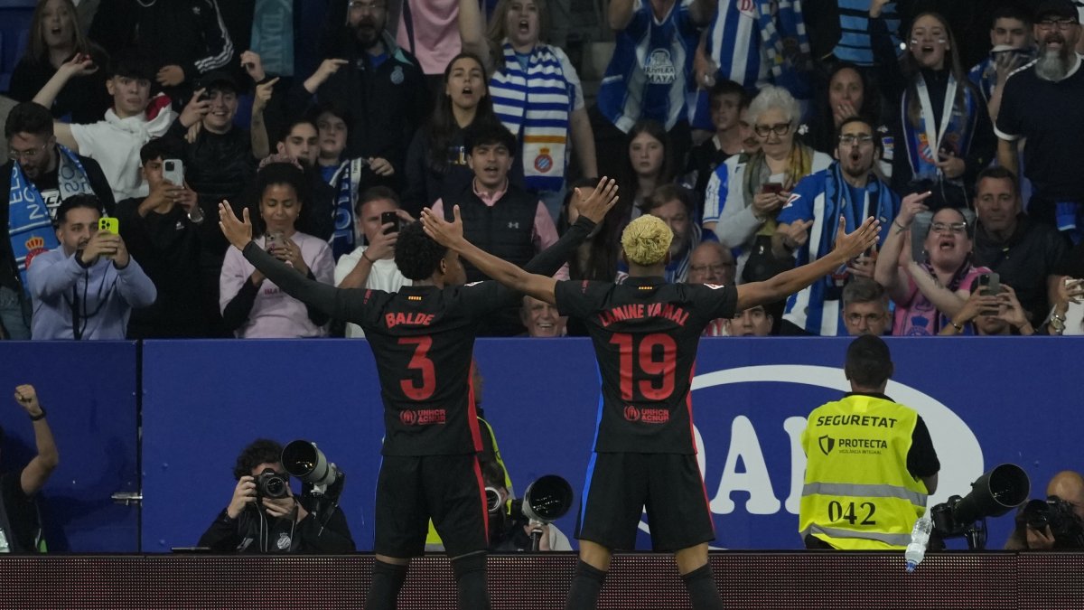 Los jugadores del FC Barcelona, Lamine Yamal (d) y Balde, celebran el primer gol de su equipo durante el encuentro correspondiente a la jornada 36 de Laliga EA Sports.