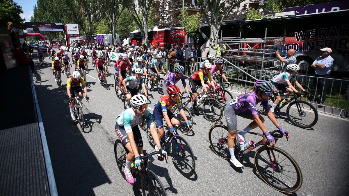 Momento de la salida de la carrera con las ciclistas del Eneicat CM Team.