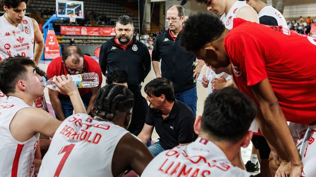 Luis Castillo en un tiempo muerto en el Palacio en el encuentro de hace una semana.