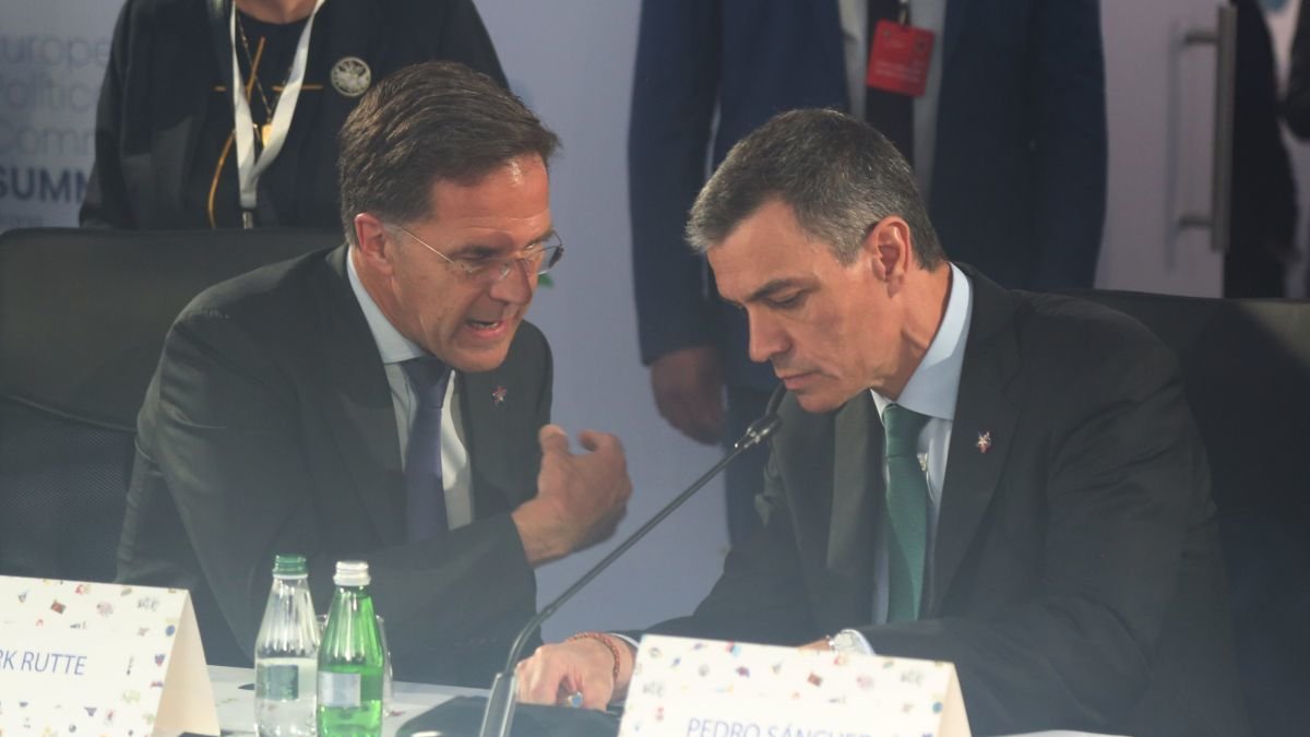 Pedro Sanchez con Mark Rutte, ayer en Albania.