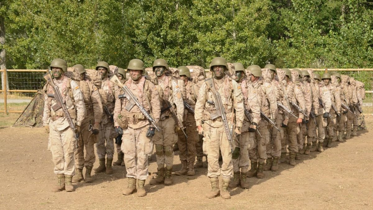 Alumnos de la Academia Básica del Aire durante su formación militar en Boñar.