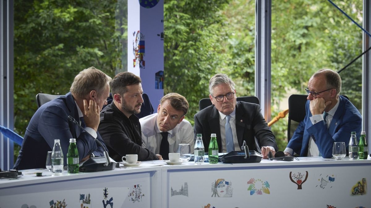 Zelenski junto a los integrantes de la Coalición de voluntarios, ayer en Tirana.