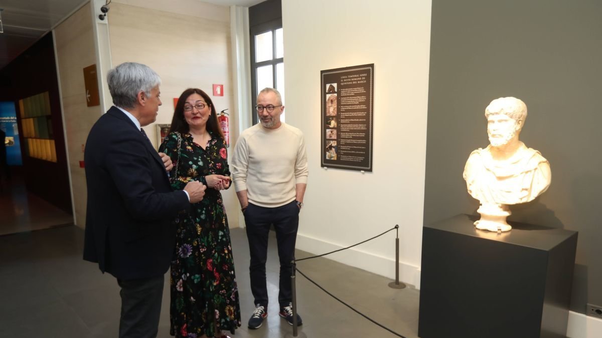 Eduardo Diego en la presentación del busto romano en el Museo de León.