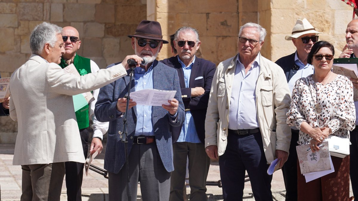 El acto de lectura de los Decreta de 1188, a cargo de una treintena de personas, estuvo precedida por un breve discurso de Juan Pedro Aparicio