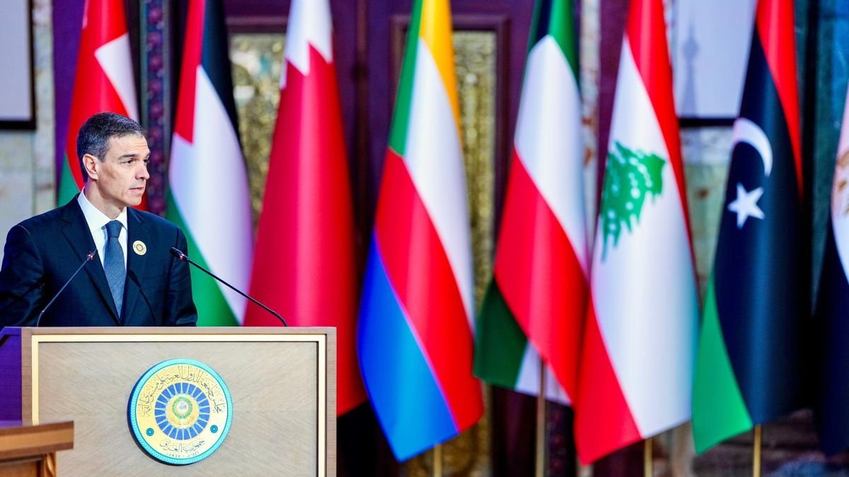 Pedro Sanchez en la cumbre árabe en Baghdad.
