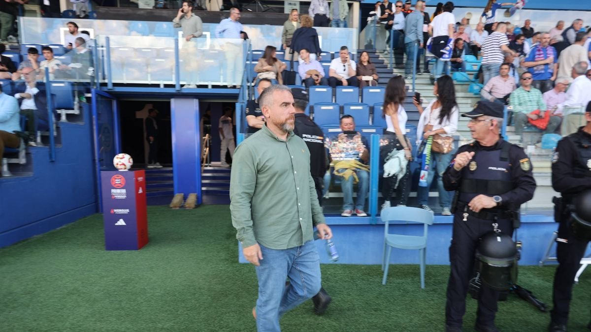 Javi Rey se mostró muy intenso desde su banquillo durante el derbi.
