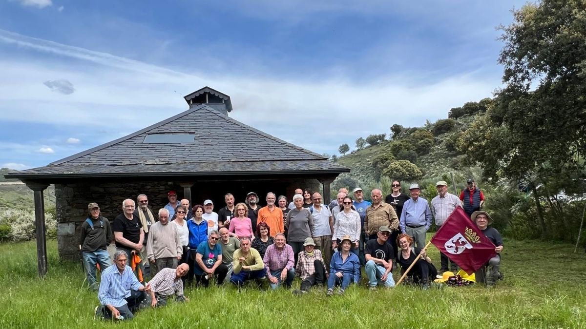 Grupo de voluntarios que se encargado de la limpieza de la senda al Monasterio de Montealegre.