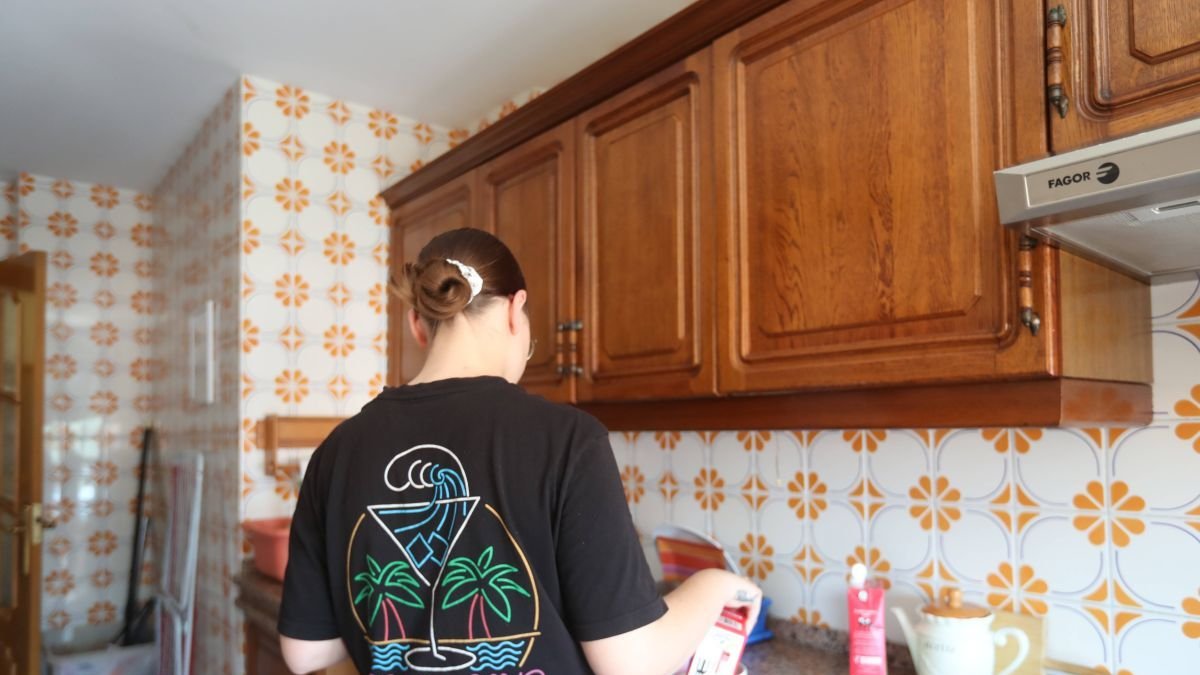Los jóvenes se responsabilizan de sus tareas. María se prepara el desayuno.