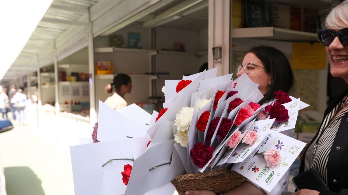 Las casetas de la Feria del Libro se llenaron ayer de flores.