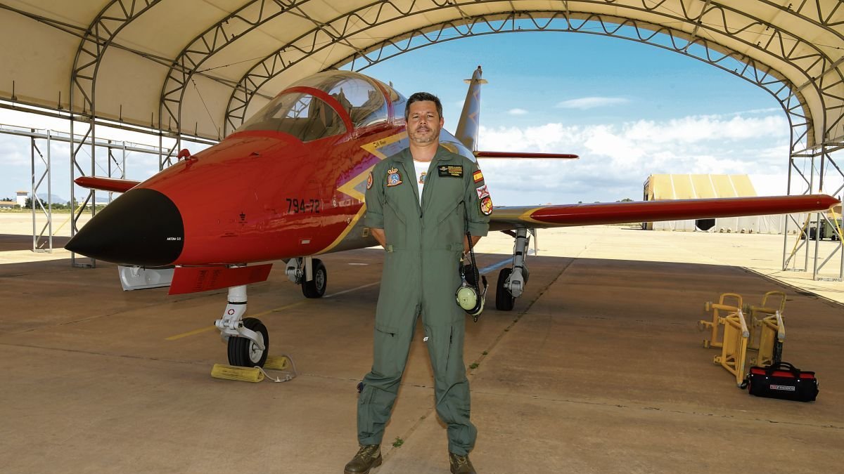 Javier Canal posa con uno de los aviones de la Patrulla Águila en su base murciana.