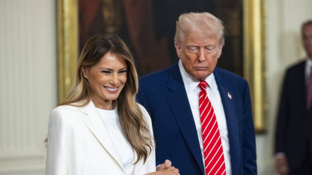 El Presidente de los Estados Unidos Donald Trump (d) y la Primera Dama Melania Trump (i) organizan una 'celebración de las madres militares' en la Sala Este de la Casa Blanca en Washington.
