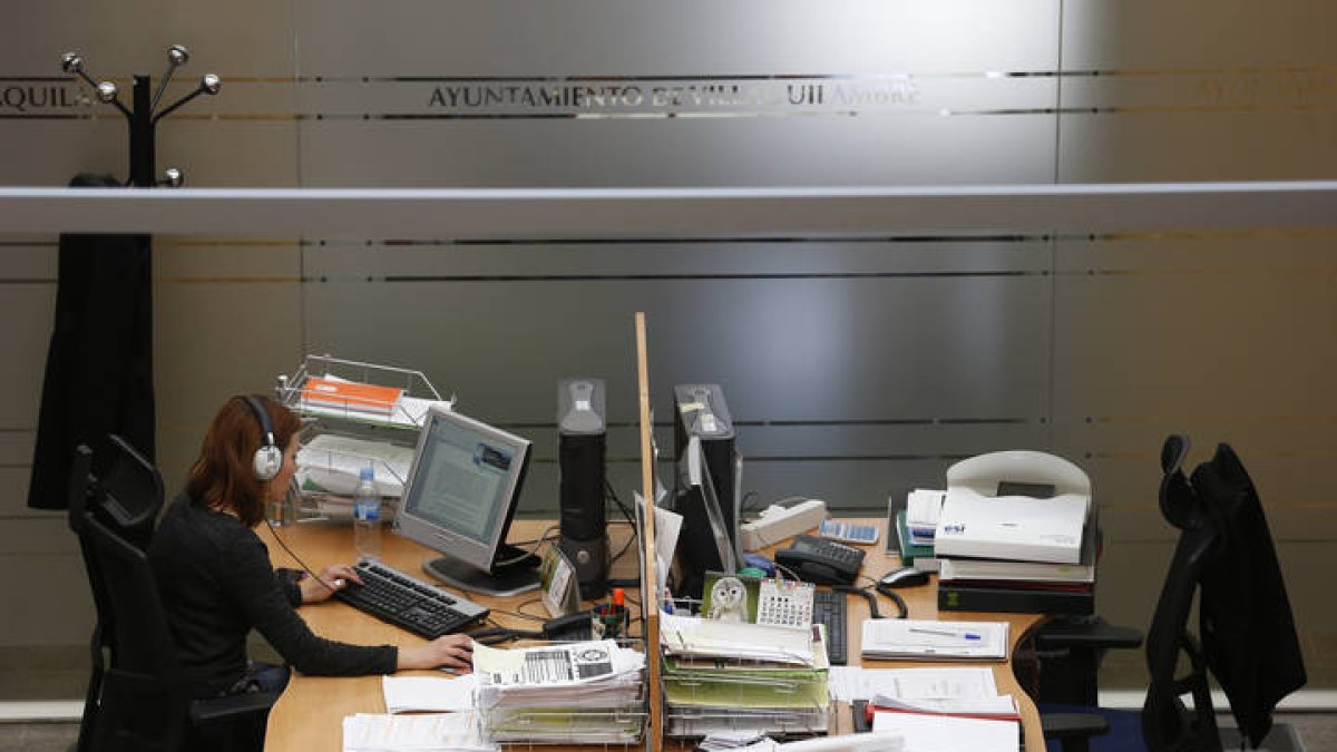 Una funcionaria en su puesto de trabajo.