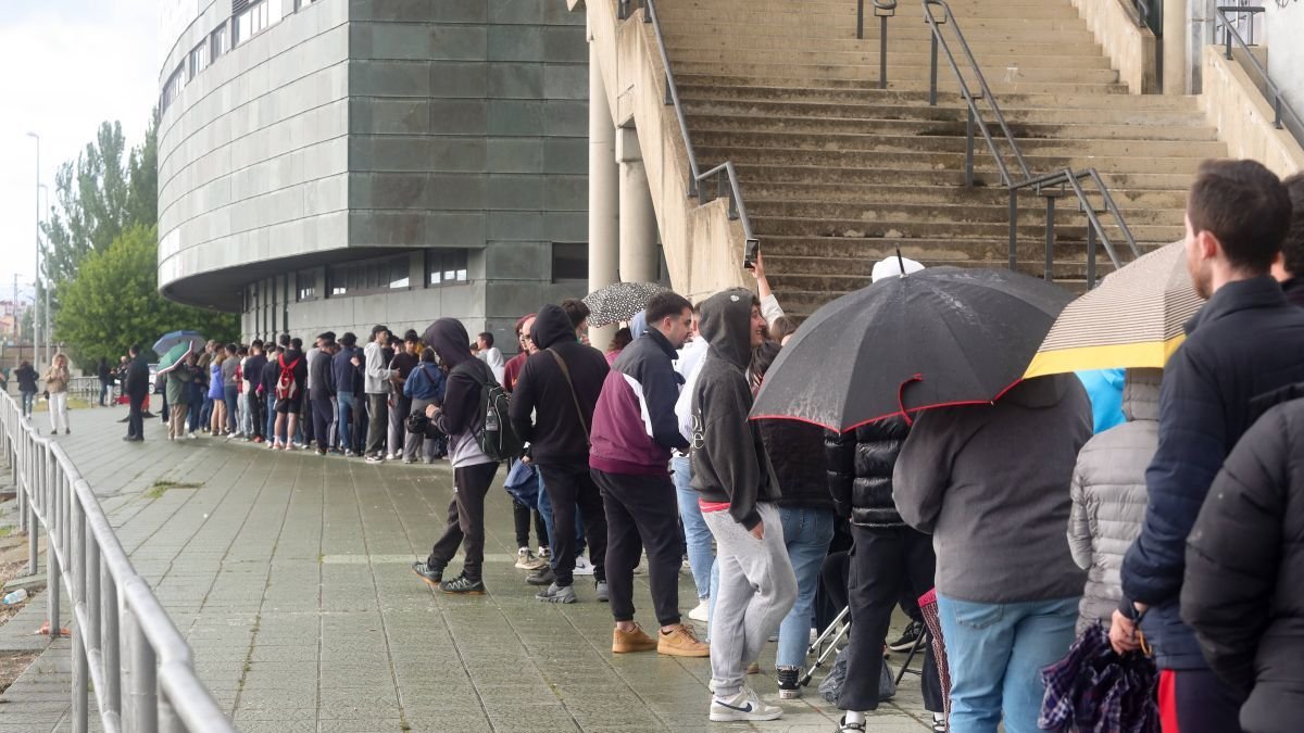 Las colas de aficionados que rodeaban el estadio Reino de León para hacerse con entradas del partido Cultural-FC Andorra.